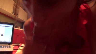 Ученичка смуче брат си, докато никой не е вкъщи